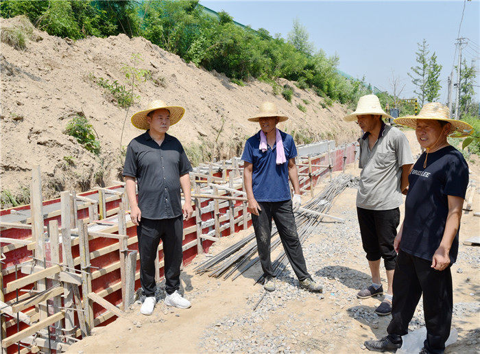 汛期將要到來，傅新舉督促楊廟村果園排水通道建設工程，為果園及時排水打下基礎。李艷龍攝