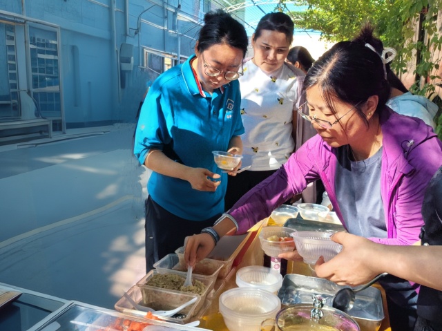 職工正在品嘗涼飲_副本.jpg