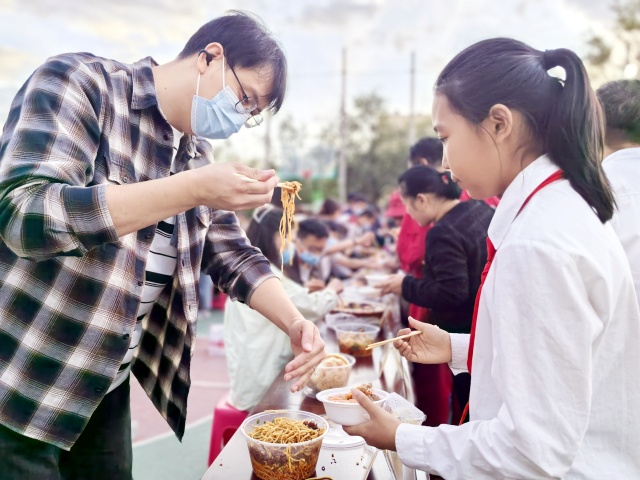 12.工作人員為居民群眾夾菜-克拉瑪依市白堿灘區(qū)三平路街道振興社區(qū) 楊雨婷、五新社區(qū)寇德園供稿  聯(lián)系電話：18009903291 審核人：劉祥貞_副本.jpg