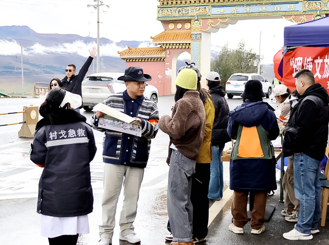 圖為志愿者為游客介紹旅游景點_副本.jpg