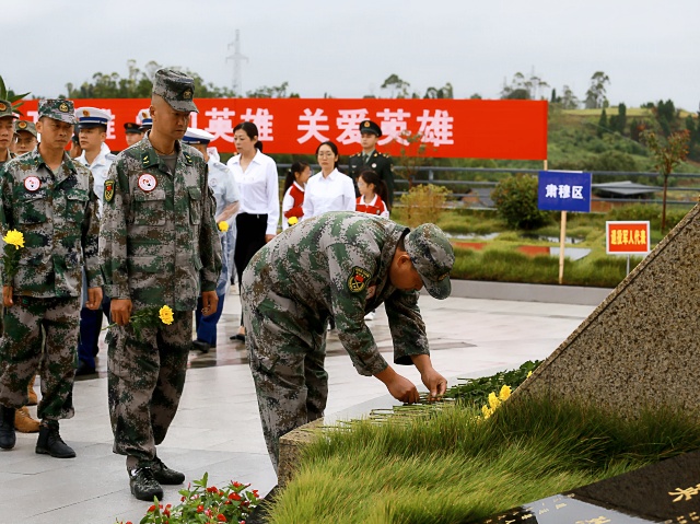 向烈士敬獻鮮花_副本.jpg