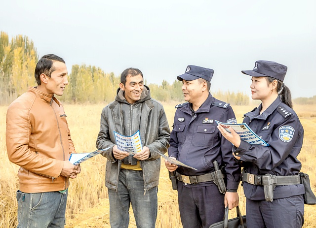 10月29日，葉城縣公安局緊扣秋收時期社會治安特點，全力深耕 “秋收警務”，在保農、護農、利農方面狠下功夫、頻出實招。那一抹抹 “警察藍” 走進田間地頭，嚴打涉農違法犯罪、強化巡邏防范、化解矛盾糾紛、開展普法宣傳，于金色田野之上繪就一幅平安秋收畫卷。（陳愷  攝） (1)_副本.jpg