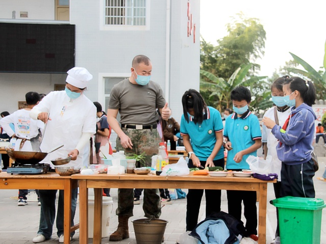 高屯街道中心小學親子廚藝比拼勞動技能大賽現場家長為學生刀工點贊，拍攝組：宋杰白_副本.jpg