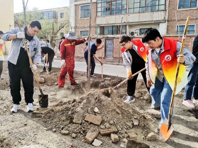 10.為民辦實事開展植樹志愿服務活動-克拉瑪依市白堿灘區三平路街道振興社區 楊雨婷 供稿  聯系電話：18009903291 審核人：劉祥貞_副本.jpg